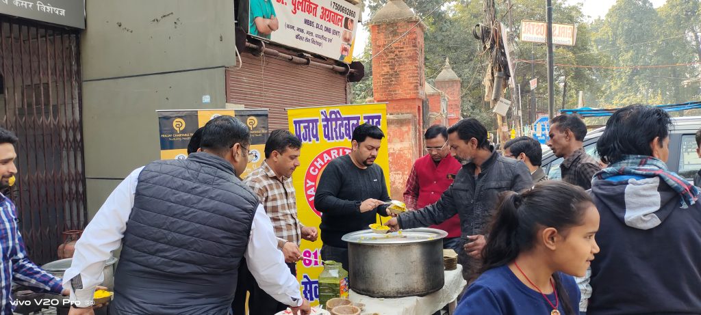 प्रजय चैरिटेबल ट्रस्ट द्वारा जनसेवा के उद्देश्य से खिचड़ी वितरण कार्यक्रम आयोजित किया गया।