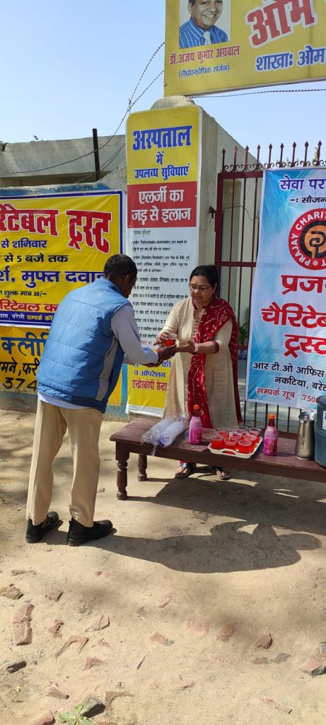 प्रजय चैरिटेबल ट्रस्ट द्वारा सड़क पर आने-जाने वाले जरूरतमंद लोगों को निःशुल्क शरबत वितरित किया गया।