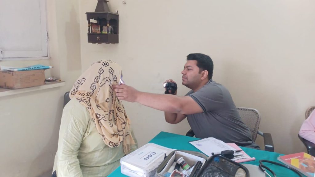 प्रजय चैरिटेबल ट्रस्ट द्वारा सेवा भाव के अंतर्गत ज़रूरतमंद लोगों को निःशुल्क दवाइयाँ एवं शीतल शरबत वितरित किए गए।